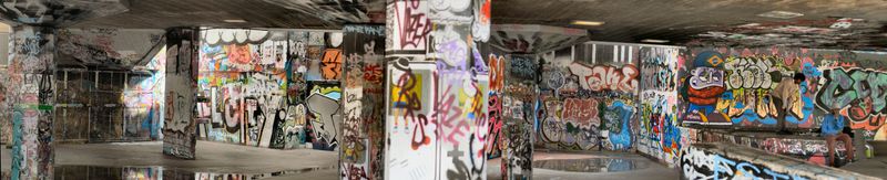 사우스뱅크 지하실의 그래피티와 스케이트보더들