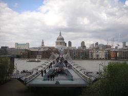 사우드크 구에 있는 테이트 모던에서 바라본 템스 강에 걸린 밀레니엄 브리지와 맞은편 시티에 있는 세인트 폴 대성당.