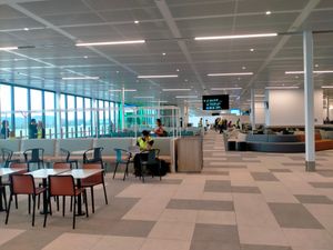 2022년 터미널 확장 공사의 출발 라운지와 식당