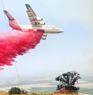 2016년 캘리포니아주 커언 카운티의 레인지 화재 현장에 있는 BAe 146 공중급유기