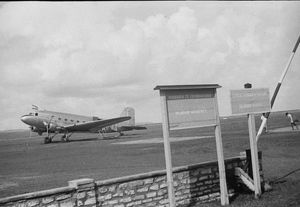 1949년 쿠타(Kuta, Bali) 비행장의 네덜란드 DC-3 다코타