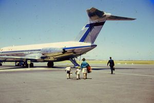 1967년 12월 활주로에서 승객 탑승 장면; 국내선 승객의 경우 2006년까지 이어짐.