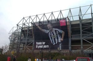 세인트 제임스 파크 외부에 설치되었던 시어러 기념 현수막 (2006년)