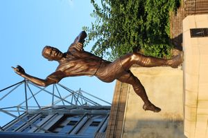 클럽 최다 득점자인 앨런 시어러의 동상, 세인트 제임스 파크 외부에 위치