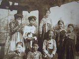 이화학당 소학부 시절(앞줄 맨 오른쪽)