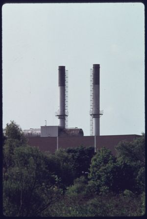 1975년 같은 굴뚝. 환경 보호 강화 노력으로 공장이 폐쇄된 후