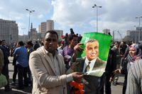 나세르의 초상화를 든 시위 참가자(2011년 1월 30일 촬영).