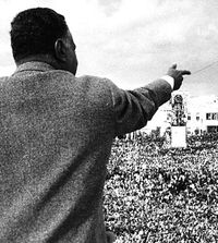 1961년 시리아 홈스(Homs)에서 군중들에게 연설하고 있는 나세르