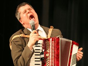 2006년 《마지막》 낭독회에서 연주 및 노래하는 핸들러