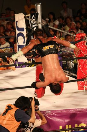 타지리가 사카타 와타루에게 타란툴라를 시전하는 모습