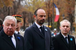 2017년 11월 11일 휴전 기념일(Armistice Day)에 상원 의장 제라르 라르셰(Gérard Larcher)(좌)와 당시 국회의장 프랑수아 드 뤼지(François de Rugy)(우)와 함께 있는 필리프(중앙)