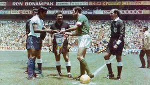 엘살바도르 주장 살바도르 마리오나(흰색 유니폼)과 멕시코 주장 구스타보 페냐(녹색 유니폼)의 경기 전 모습