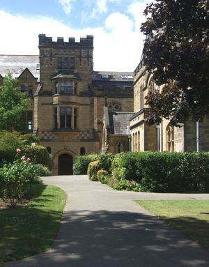 톤브리지 스쿨 본관의 일부