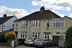 포스터는 그의 친구인 로버트와 메이 버킹엄의 집에서 살다가 세상을 떠났습니다. 차고 문 위의 표지판은 그의 탄생 100주년을 기념하는 것입니다.