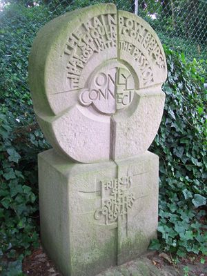 포스터의 기념비는 포스터가 자라난 룩스네스트 근처 허트퍼드셔주 스티브니지에 있다. 그는 자신의 소설 《하워즈 엔드》의 배경을 이 지역을 바탕으로 했는데, 이곳은 현재 비공식적으로 포스터 컨트리로 알려져 있다.