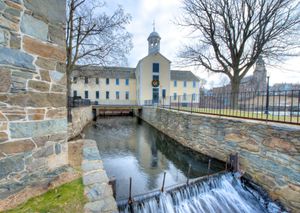 슬레이터 밀(Slater Mill)은 로드아일랜드주 파투켓(Pawtucket, Rhode Island)에 있으며, 국가 사적지(U.S. National Historic Landmark)로 지정되었다.