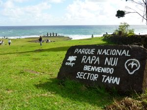 라파누이 국립공원(Rapa Nui National Park)을 방문하는 관광객을 환영하는 스페인어 안내문(Easter Island)
