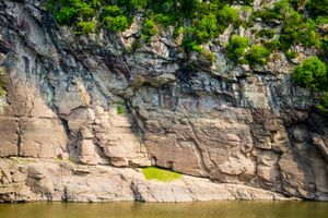 암각화가 새겨진 절벽의 근접 모습.