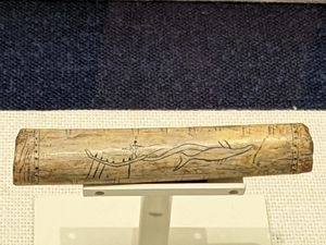 오호츠크 문화기의 뼈로 만든 바늘집(홋카이도 네무로시 벤텐지마 출토). 표면에는 고래잡이 무늬가 그려져 있다