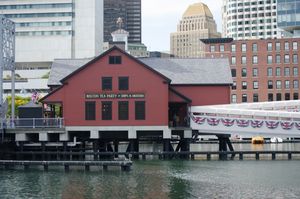 포트포인트 채널에 있는 보스턴 차 사건 박물관