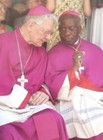 루카스 반 루이(Lucas Van Looy)(왼쪽), 겐트 주교