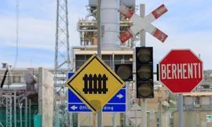 말레이시아 교통 표지판: 경고 표지판 "건널목"과 규제 표지판 "정지".