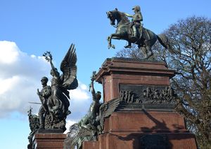 부에노스아이레스 시내 산마르틴 광장에 있는 산마르틴 기념상