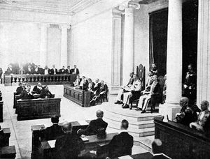 1918년, 네덜란드령 동인도 총독 요한 파울 판 림부르흐 스티룸(Johan Paul van Limburg Stirum)이 인민평의회(Volksraad)의 첫 회의를 여는 모습.