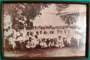 1928년 10월, 네덜란드령 동인도 바타비아에서 개최된 제2차 청년 의회의 결과로 청년 선서가 탄생했다. 마지막 선서에는 인도네시아어를 전국을 통일하는 언어로 채택한다는 내용이 담겨 있었다.