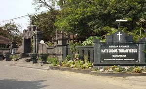 인도네시아어 단어 "Gereja"(교회)는 포르투갈어 "Igreja"에서 유래. 간판에는 "Gereja & Candi Hati Kudus Tuhan Yesus Ganjuran Keuskupan Agung Semarang" (예수 성심의 교회와 사원 간주란 세마랑 대교구)라고 쓰여 있음.