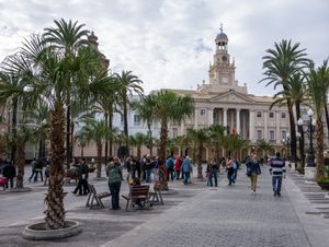 산 후안 데 디오스 광장 전경, 옛 시청 건물 외관이 보임.