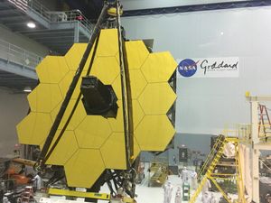 2016년 5월, 고다드 우주비행센터(Goddard Space Flight Center)에서 조립된 제임스 웹 우주 망원경(James Webb Space Telescope)의 주 반사경