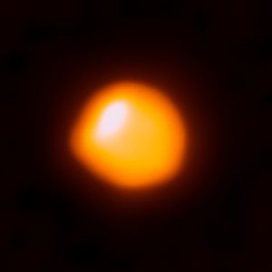 베텔게우스(Betelgeuse)를 ALMA가 관측한 모습. ALMA가 최초로 항성의 표면을 관측한 결과이며, 베텔게우스에 대한 가장 고해상도 이미지이다.