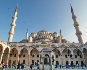 중앙에 샤디르반(shadirvan)이 있는 안뜰