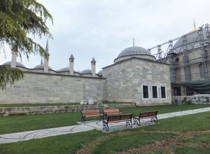 사원 단지의 메드레세, 오른쪽에는 데르샤네(교실)이 있다