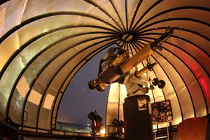 핀란드 헬싱키(Helsinki, Finland)에 있는 우르사 천문대(Ursa Observatory)의 135mm와 90mm 굴절 망원경과 더 최신 장비
