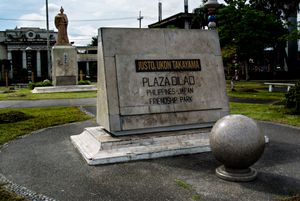 플라자 딜라오(Plaza Dilao)에 있는 다카야마 우콘 동상 (마닐라). 동상 뒤편은 구 파코 역사(旧パコ駅舎).