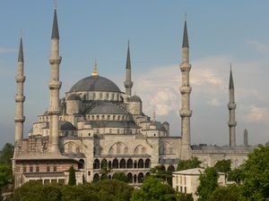 이스탄불의 술탄 아흐메트 모스크(Sultan Ahmed Mosque, 블루 모스크). 오스만 건축의 고전 양식의 한 예로, 비잔틴 건축의 영향을 보여준다.