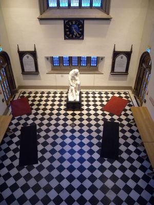 피오 페디(Pio Fedi)가 제작한 갈릴레오 동상. 벨파스트 퀸즈 대학교(Queen's University Belfast) 래니언 빌딩 내부에 있으며, 윌리엄 휘틀라 경(Sir William Whitla)이 기증했다.