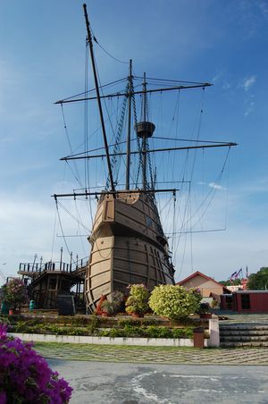 말레이시아 말라카의 해양 박물관에 있는 포르투갈의 플로르 드 라 마르 카라벨선 복제품.