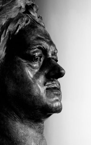 머리(원형)는 마리-안 콜로가 팔코네의 기념비를 위해 석고로 제작한 모델이다. 러시아 미술관, 상트페테르부르크.