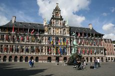 Stadhuis van Antwerpen}}로 마르크트 광장에 면한 장엄한 르네상스 양식 건축물이다.