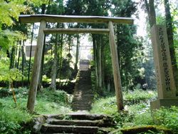 이와미 은산. 1533년 본격적인 은 생산이 시작된 이후 오랫동안 아마고 씨와 모리 씨의 분쟁의 땅이었다. 여기서 생산된 은은 세계적인 규모로 유통되어 남만 무역이나 중국의 칭량 화폐 시스템에도 영향을 주었다. 이미지는 이와미 은산의 수호신인 사히메야마 신사.