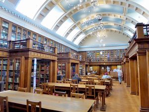 공공 도서관 자료실 내부