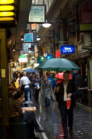 바, 거리 예술, 커피 문화로 유명한 도심의 골목길과 아케이드는 인기 있는 문화 관광 명소이다.