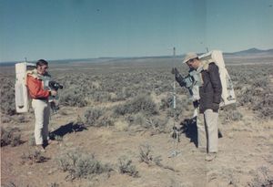 지질학 훈련 중인 고든(오른쪽)과 슈미트