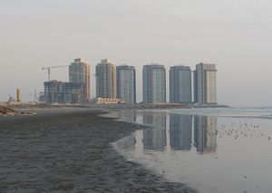 카라치 DHA의 건설 중인 고층 건물들