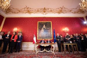 호프부르크 궁전(Hofburg) 마리아 테레지아 홀(Maria-Theresien-Zimmer)에서 열린 알렉산더 샬렌베르크(Alexander Schallenberg) 오스트리아 총리 제2내각의 충성 맹세식(2020)