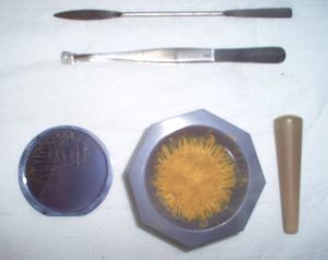 벌크 실리콘(왼쪽)과 실리콘 나노분말(오른쪽)