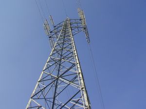 상공 송전선을 지지하는 강철 철탑